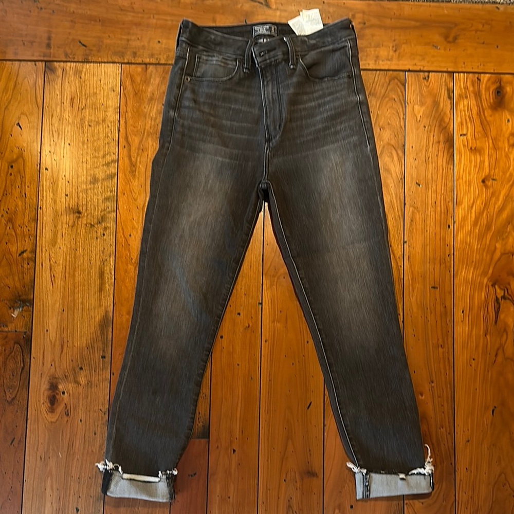 Black Skinny Jeans with High Waist and Cuffed Legs